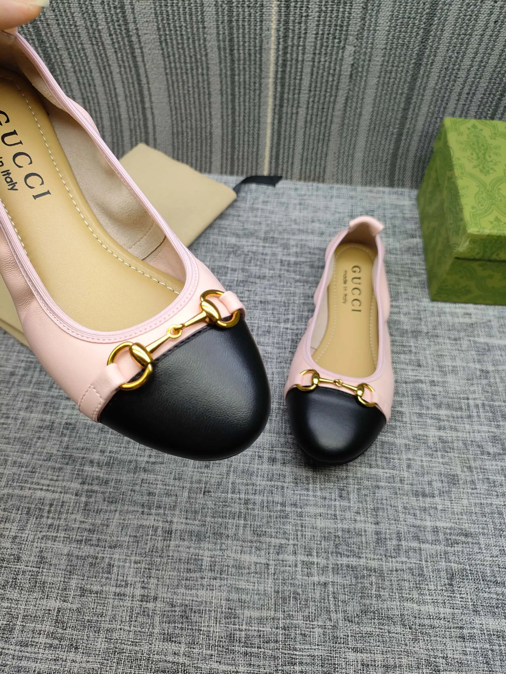 👟👟Ex-factory price 320👟👟 GUCCI's latest horsebit women's flat ballet shoes and egg roll shoes are super comfortable. The fabric is made of imported top-grade soft sheepskin. It is very comfortable on the feet and will not rub your feet. You can also roll it up and put it in your bag. It is easy to carry with you. The super soft soles are a must-have item for fairies whether you are going out for business, work, travel, shopping or at home. Fashionable and versatile, it is an indispensable pair of shoes for you. Fabric: Made of imported soft sheepskin Color: 6 colors available Outsole: PPC rubber outsole Size 34-42 (34.41.42 needs to be customized)
